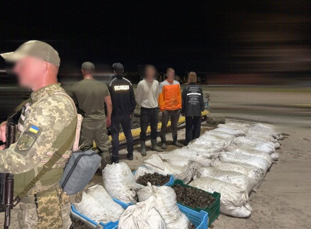 На Одещині затримали браконьєрів, які виловили понад 62 тисячі мідій на Сухому лимані