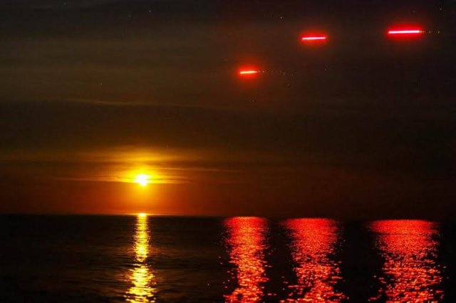 Военный фотограф показал фотографии сбивания «шахедов» над морем в Одессе