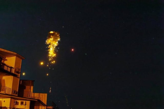 Военный фотограф показал фотографии сбивания «шахедов» над морем в Одессе