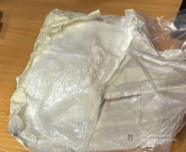 В Одесі чоловік використав свою 7-річну доньку, щоб приховати майже кілограм кокаїну