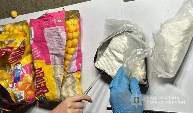 В Одесі чоловік використав свою 7-річну доньку, щоб приховати майже кілограм кокаїну