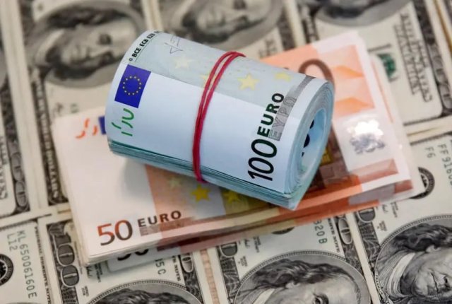 В Україні після вихідних подорожчали долар та євро
