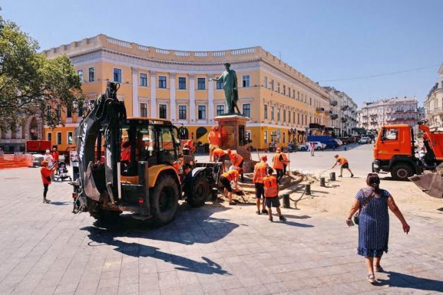 Памятник Дюку освободили от антидроновой защиты спустя 4 года (фото)