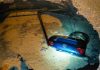 В Одессе автомобиль провалился под землю в большую яму с водой