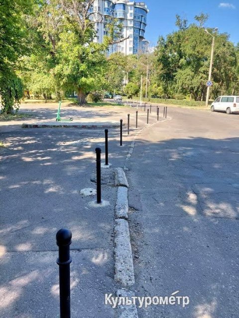 Одесса становится негостеприимной: на Ланжероне заблокировали большую бесплатную парковку