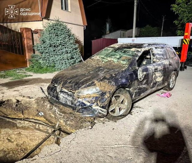 В Одессе автомобиль провалился под землю в большую яму с водой