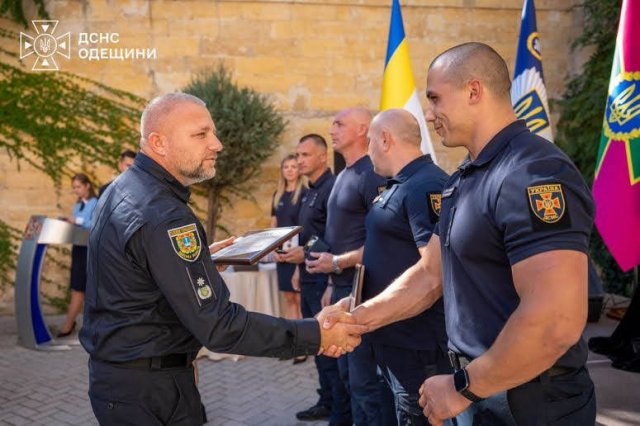 Ко Дню спасателя в Одессе отметили более 400 сотрудников ГСЧС