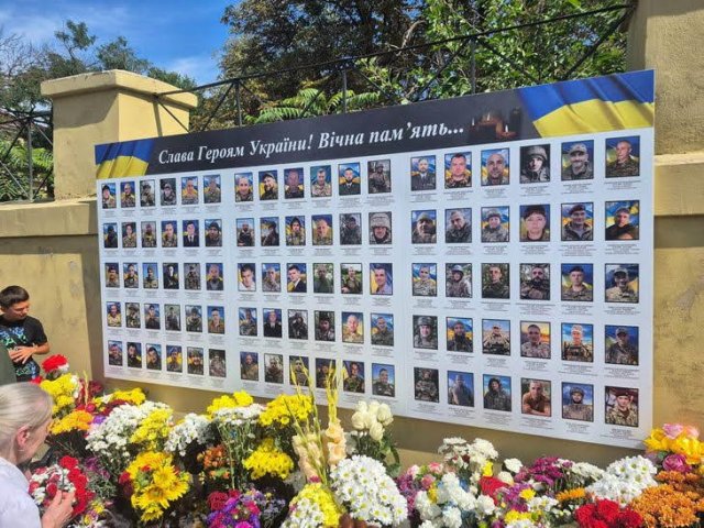 Еще 90 фото героев-одесситов появилось на Стене на Пастера