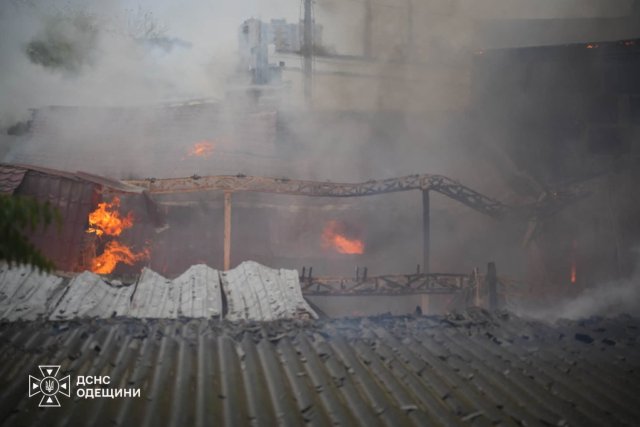 Масштабна пожежа на меблевому підприємстві в Одесі: загинули дві жінки